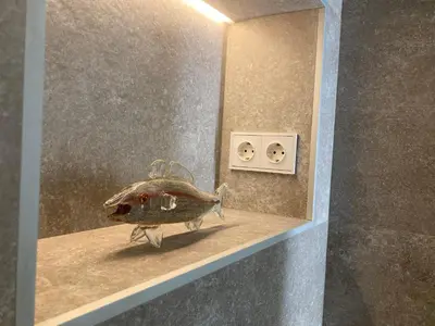 a frog sitting on a shelf in a room at APARTAMENTO 10 MIN SITGES in Puigmoltó