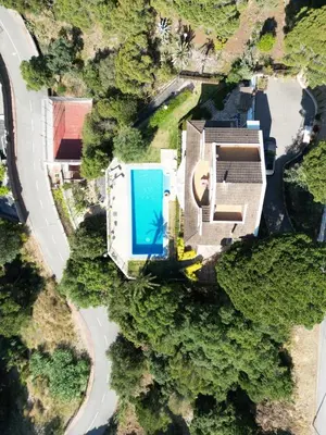 an overhead view of a house with a swimming pool at Apartamento entre mar y montaña in Arenys de Munt