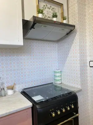a stove in a kitchen with a hood at Casita pueblo al lado Del Mar-Vilasardemarlux4 in Vilassar de Mar