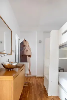 a bathroom with a bowl sink on a wooden counter at La Mejor Zona de Barcelona in Barcelona