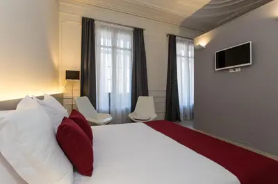 a hotel room with a bed and a television at Izaila Plaza Catalunya in Barcelona