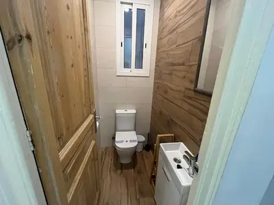 a small bathroom with a toilet and a sink at Apartamento moderno en Sant Antoni in Barcelona