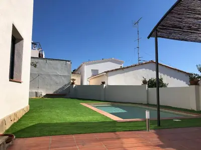 a backyard with a basketball court in the yard at CASA CENTRO DEL PUEBLO CON PISCINA PRIVADA in Sant Vicenç de Montalt