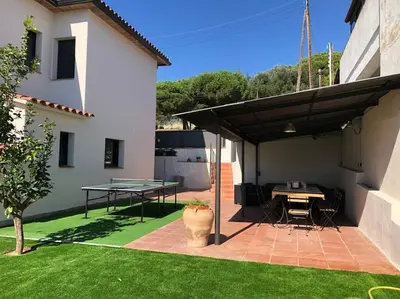 a patio with a table and a table top at CASA CENTRO DEL PUEBLO CON PISCINA PRIVADA in Sant Vicenç de Montalt