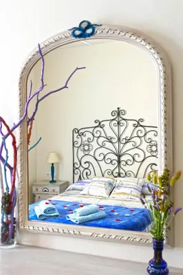 a bedroom with a bed with a large mirror at La LLar de la Kim, Bonita casa a 150m del mar y 40km de Barcelona in Arenys de Mar