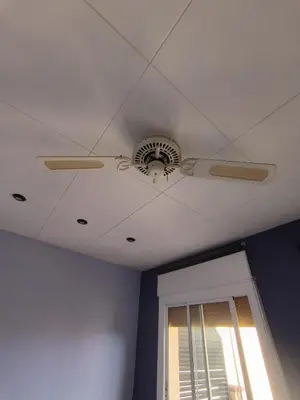 a ceiling with a ceiling fan and a window at La casita de Pe Beach in Premiá de Mar
