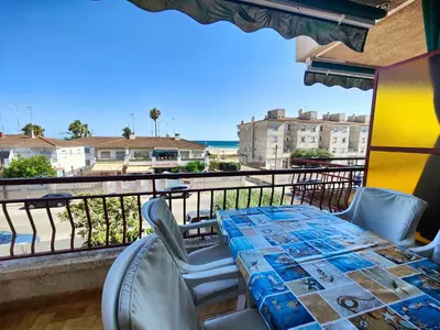 a table and chairs on a balcony with a view of the ocean at Apartamento en la playa in Cunit