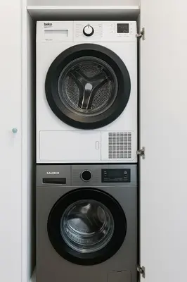 a washing machine and a dryer in a refrigerator at Forum Casa Barcelona in Sant Adria de Besos