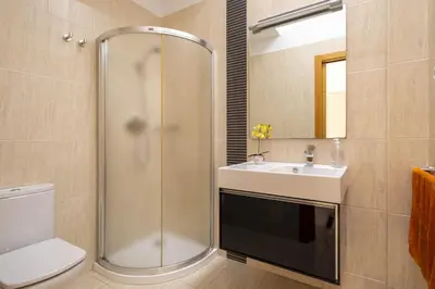 a bathroom with a shower and a sink and a toilet at Apartamento Luxury Gran Via 2 in Hospitalet de Llobregat