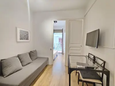 a living room with a couch and a glass table at Céntrico apartamento in Barcelona