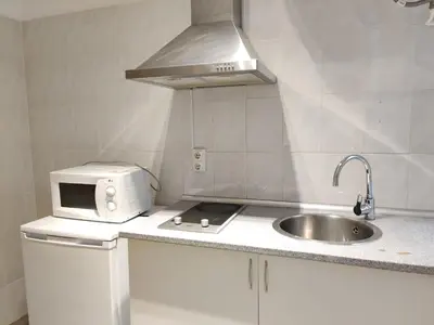 a kitchen with a sink and a microwave at Céntrico apartamento in Barcelona