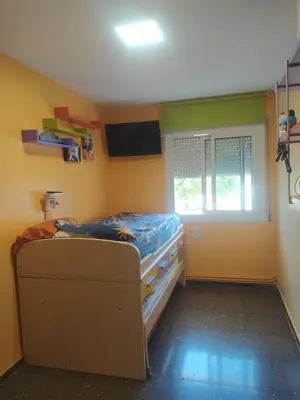 a small room with a bed and a window at Primera línea de mar y piscina a 20 minutos de Barcelona in Premiá de Mar