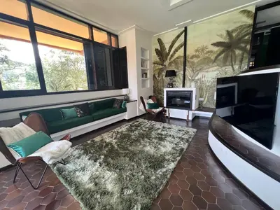 a kitchen with green tiled walls and stools at Les Alzines - Chalet con gran piscina cerca de Barcelona in Orrius