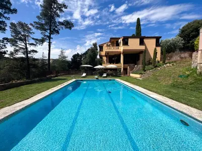 a living room with a fireplace and a television at Les Alzines - Chalet con gran piscina cerca de Barcelona in Orrius