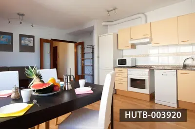 a kitchen and dining room with a table with fruit on it at Splash in Barcelona