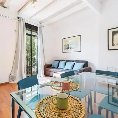 Bright 2BR in Clot Desk Fiber Wi-Fi