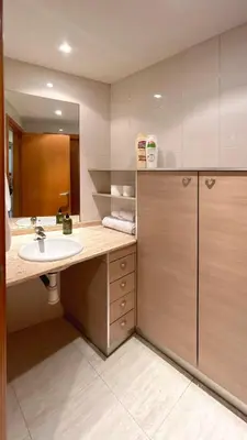 a bathroom with a sink and a mirror at M1 Céntrico y con balcón in Terrassa