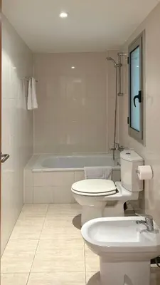 a bathroom with a toilet and a bath tub at M1 Céntrico y con balcón in Terrassa