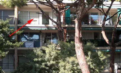 a red arrow pointing to a building with trees at Apartamento Cabrera Montserrat in Cabrera de Mar