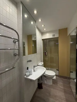 a bathroom with a sink and a toilet and a shower at Maravilloso piso en el corazón de Barcelona in Barcelona