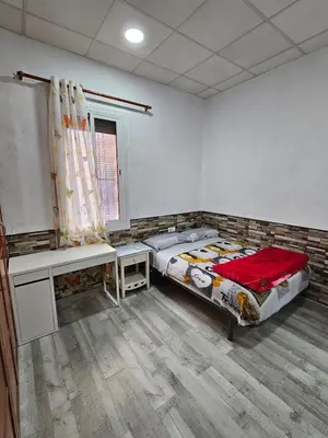a room with a bed and a desk in it at Habitación doble con baño privado in Hospitalet de Llobregat