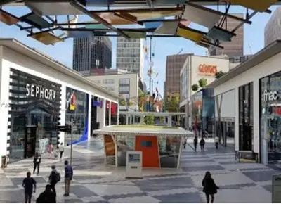 a group of people walking through a shopping mall at Glorias:Sagrada Familia 15 minutos - Playa 20 minutos in Barcelona