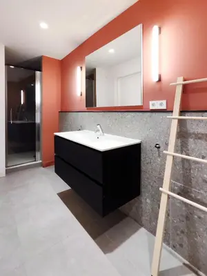 a bathroom with a sink and a mirror at Moderno Apartamento en Terrassa Centro in Terrassa