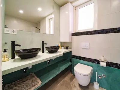 a bathroom with two sinks and a toilet at Villa Elena in Pineda de Mar