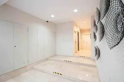 a dressing room with white walls and a hallway at Port I Espectacular apartament con terraza in Barcelona