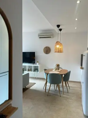 a kitchen and dining room with a table and chairs at Loft acogedor cerca de Barcelona in Terrassa