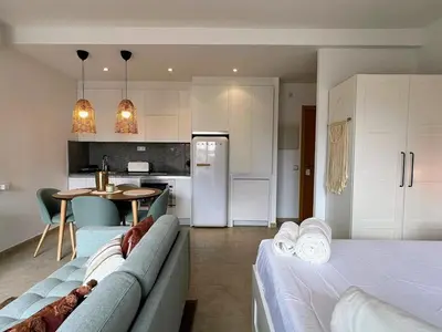a living room with a couch and a kitchen at Loft acogedor cerca de Barcelona in Terrassa