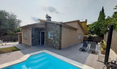 a house with a swimming pool in front of a house at Cerca de Barcelona, y entre tres Parques Naturales, casa de 4 habitaciones y 2 baños con piscina, barbacoa y chimenea in San Antonio de Vilamajor