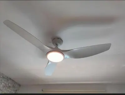 a ceiling fan with a light on a ceiling at Piso superior tranquilo terraza y vistas A 45 min de Barcelona in Cunit