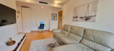a living room with a couch and a table at Magnífica Isla de la playa Fórum y CCIB in Sant Adria de Besos