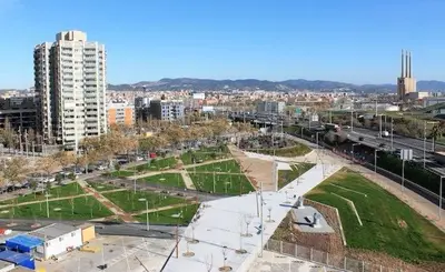 a large park with a city in the background at Magnífica Isla de la playa Fórum y CCIB in Sant Adria de Besos