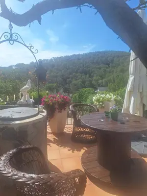 a room with a window and some baskets on the wall at Au Jardin d'Armand in Sant Pere de Ribes