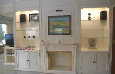 a living room with a fireplace and a tv at MAGNÍFICA RESIDENCIA in Masnou
