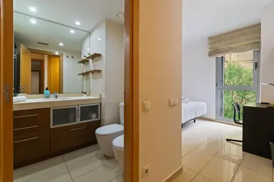 a bathroom with a toilet and a sink and a mirror at Fira Suites - Habitaciones privadas en Apartamento compartido in Hospitalet de Llobregat