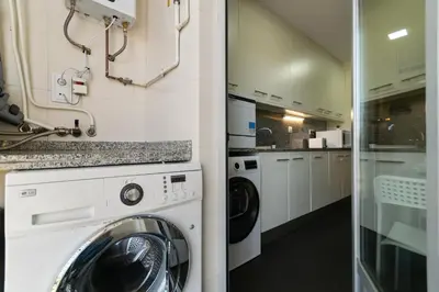 a laundry room with a washer and dryer at Fira Suites - Habitaciones privadas en Apartamento compartido in Hospitalet de Llobregat