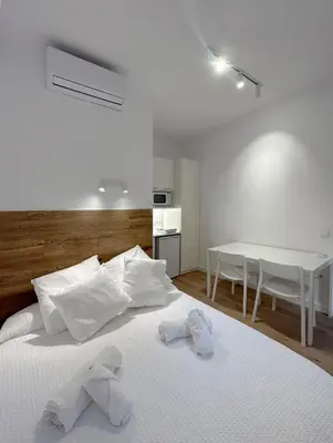 a bedroom with a bed with white towels on it at SD Habitación céntrica con baño y Kitchenette in Terrassa