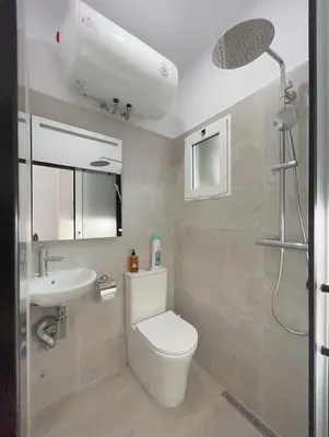 a bathroom with a toilet and a sink at SD Habitación céntrica con baño y Kitchenette in Terrassa