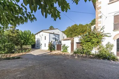 an image of a house with a driveway at Finca Can Romeu: alojamiento rural entre viñedos in Font-Rubí