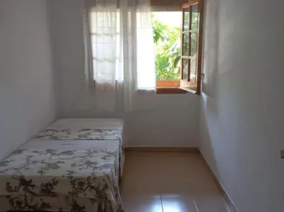 a small room with a bed and a window at Casa en Castelldefels a 5 min de la playa in Castelldefels