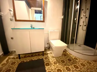 a bathroom with a toilet and a shower and a sink at Apartamento de 3 habitaciones en Sants a 2`del metro Badal P9 in Barcelona