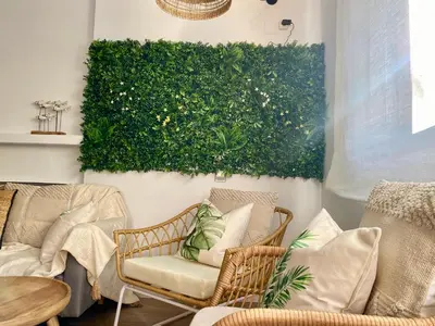 a room with chairs and a green wall at Dolce Terrassa 25 min Barcelona and Beach in Terrassa