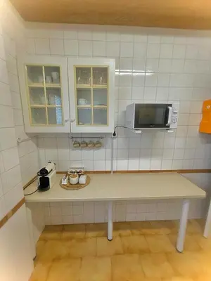 a kitchen with a counter top with a microwave at Alojamiento Calma in Hospitalet de Llobregat
