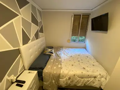 a small bedroom with a bed and a window at Habitaciones cerca del centro de Barcelona, Barceloneta, Aeropuerto y Fira in Hospitalet de Llobregat