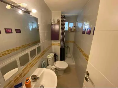 a bathroom with a white toilet and a sink at Habitaciones cerca del centro de Barcelona, Barceloneta, Aeropuerto y Fira in Hospitalet de Llobregat