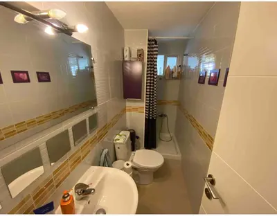 a bathroom with a sink and a toilet and a mirror at Habitaciones cerca del centro de Barcelona, Barceloneta, Aeropuerto y Fira in Hospitalet de Llobregat