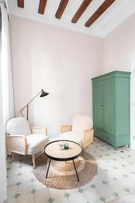 a living room with two chairs and a coffee table at Casa familiar junto al mar en Arenys de Mar in Arenys de Mar